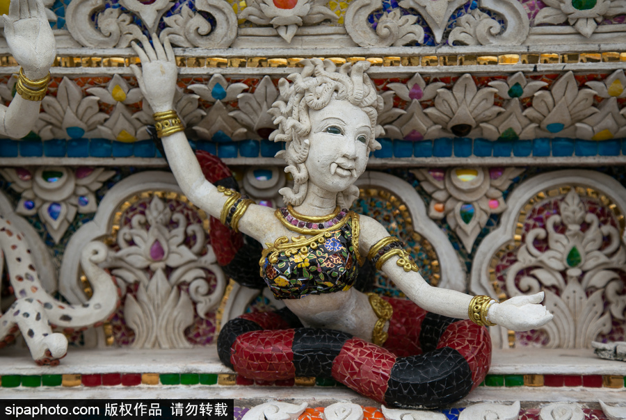 泰國(guó)曼谷一廟宇驚現(xiàn)超人、皮卡丘等動(dòng)漫雕像 跨界裝飾創(chuàng)意無窮！