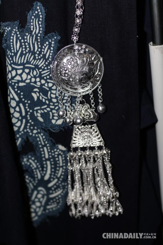 湘西用“傳統(tǒng)工藝+現(xiàn)代設(shè)計”煥發(fā)苗繡服飾活力