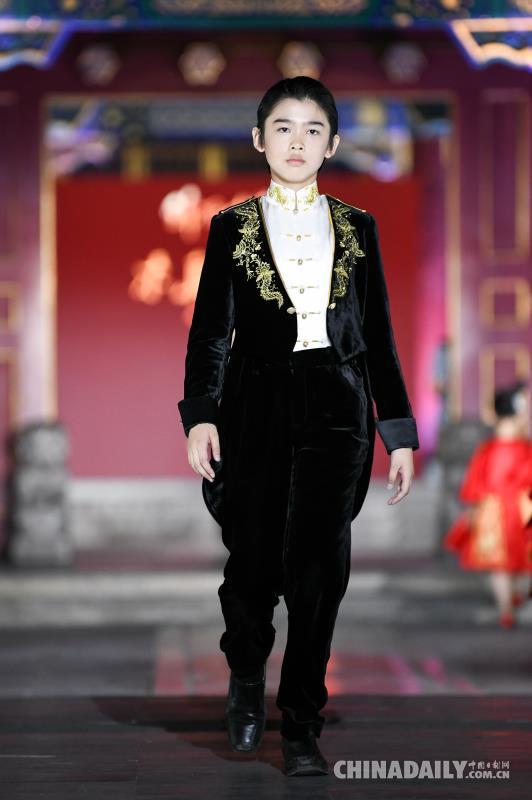 湘西用“傳統工藝+現代設計”煥發苗繡服飾活力