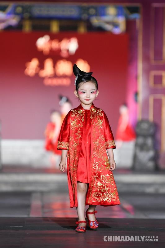 湘西用“傳統(tǒng)工藝+現(xiàn)代設(shè)計”煥發(fā)苗繡服飾活力