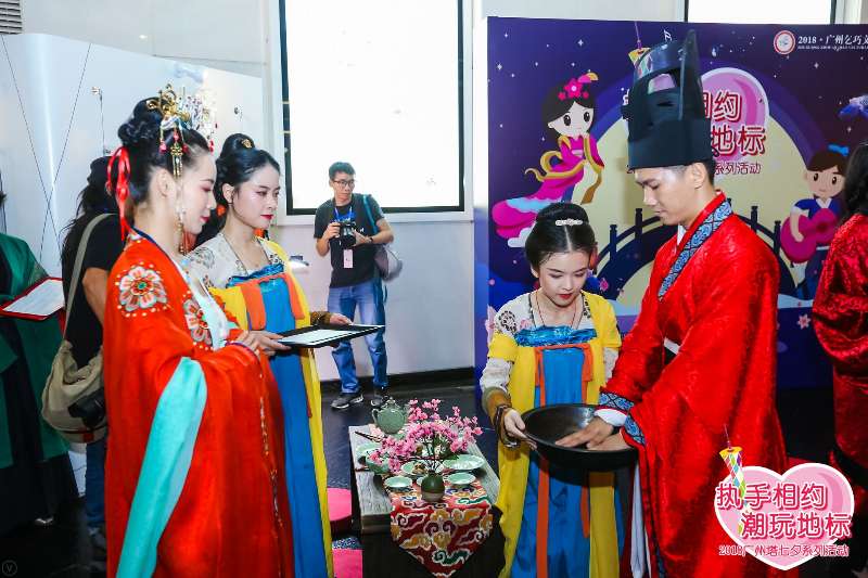 廣州地標“小蠻腰”“七夕”見證浪漫