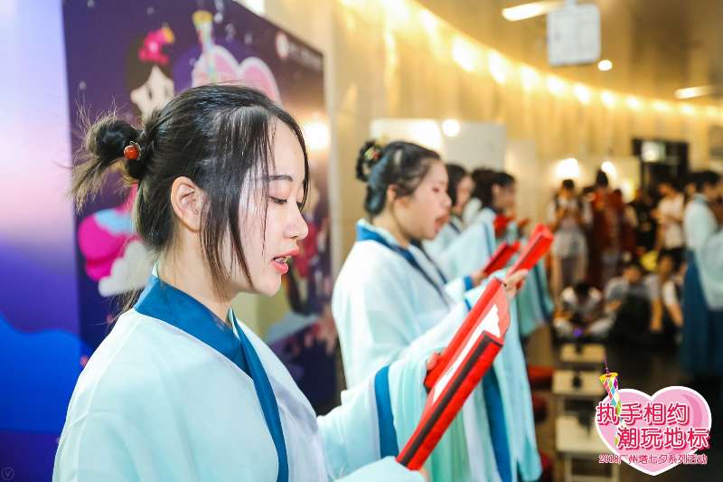 廣州地標“小蠻腰”“七夕”見證浪漫