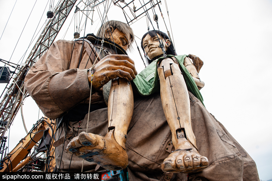 荷蘭呂伐登：巨人木偶飛現(xiàn)劇院門口 驚險創(chuàng)意表演看呆路人