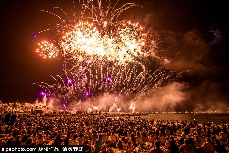 西班牙錫切斯狂歡節：創意煙火秀點亮夜空嗨翻全場