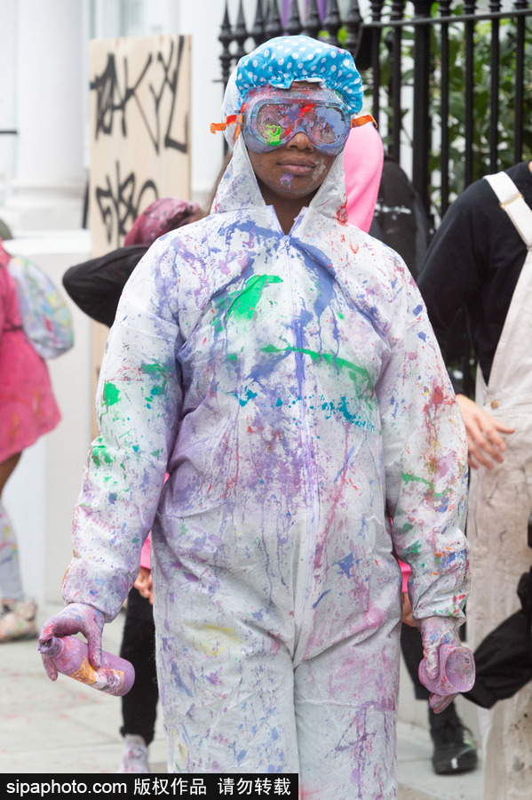 英國倫敦諾丁山狂歡節首日：肆意潑墨享受涂鴉樂趣 超100萬人參與狂歡活動