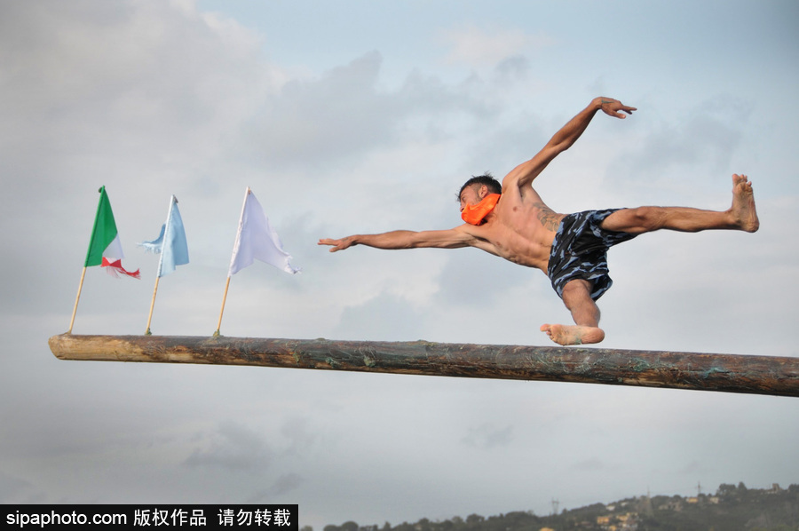 這項(xiàng)傳統(tǒng)比賽刺激又好玩！意大利漁民過獨(dú)木橋摘旗子五花八門落水姿勢(shì)令人捧腹