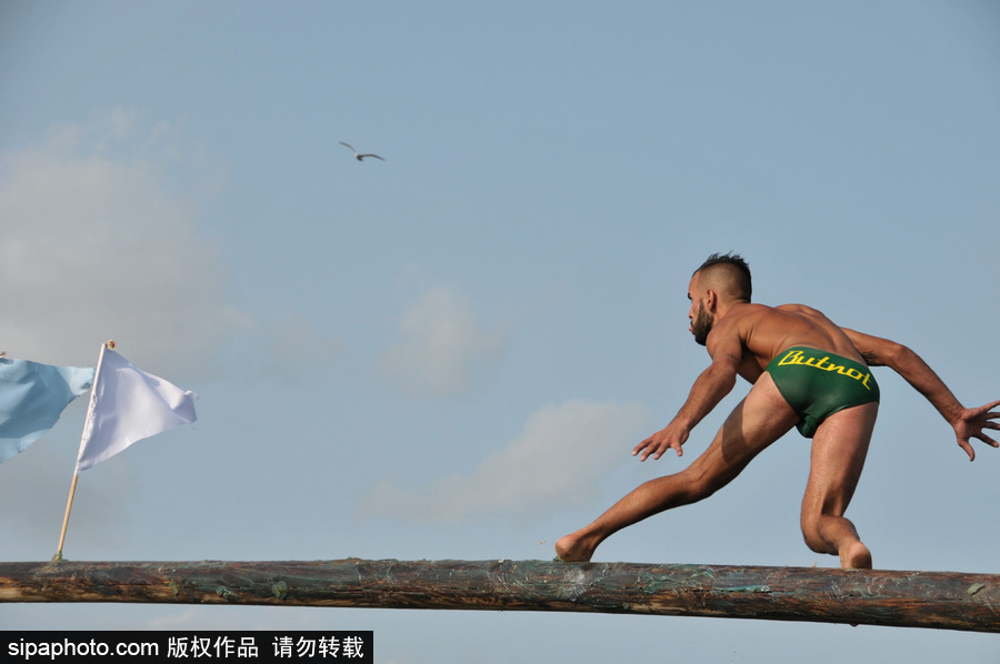 這項傳統比賽刺激又好玩！意大利漁民過獨木橋摘旗子五花八門落水姿勢令人捧腹
