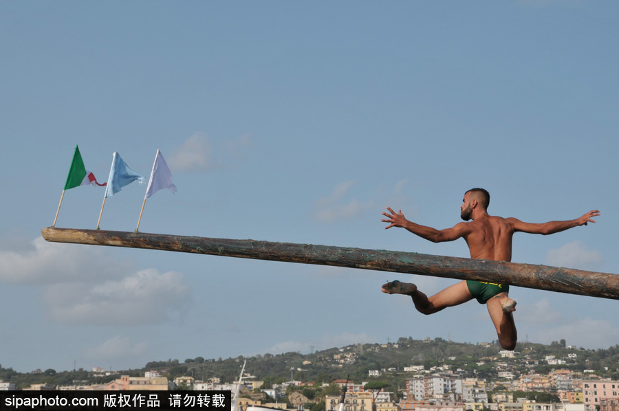 這項傳統比賽刺激又好玩！意大利漁民過獨木橋摘旗子五花八門落水姿勢令人捧腹