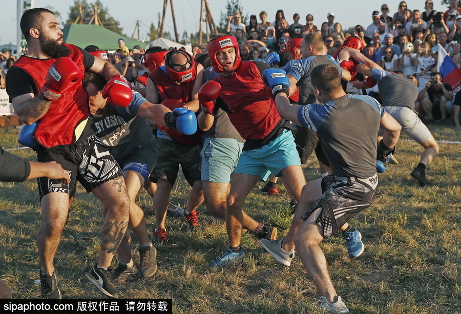 來自“戰(zhàn)斗民族”的力量比拼！俄羅斯坦波夫地區(qū)傳統(tǒng)體育比賽現(xiàn)場(chǎng)十分火熱