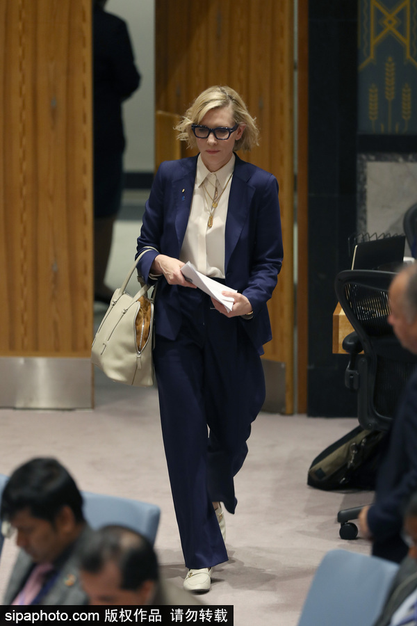 大魔王氣場(chǎng)超強(qiáng)！好萊塢女星凱特·布蘭切特現(xiàn)身聯(lián)合國(guó)會(huì)議