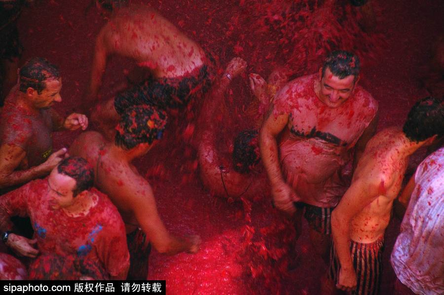 “血色”浪漫！直擊西班牙番茄節現場 互擲番茄毫不手軟