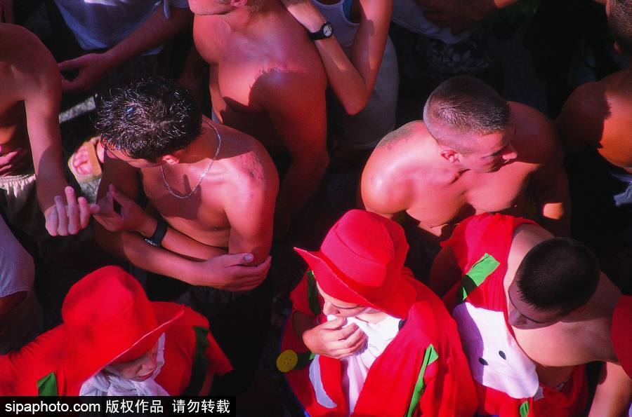 “血色”浪漫！直擊西班牙番茄節現場 互擲番茄毫不手軟