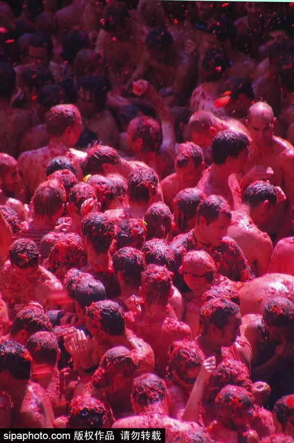 “血色”浪漫！直擊西班牙番茄節現場 互擲番茄毫不手軟