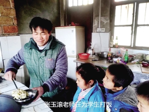 河南大山里的“釘子戶”：堅守17年，扛起數百名山里娃的“求學夢”