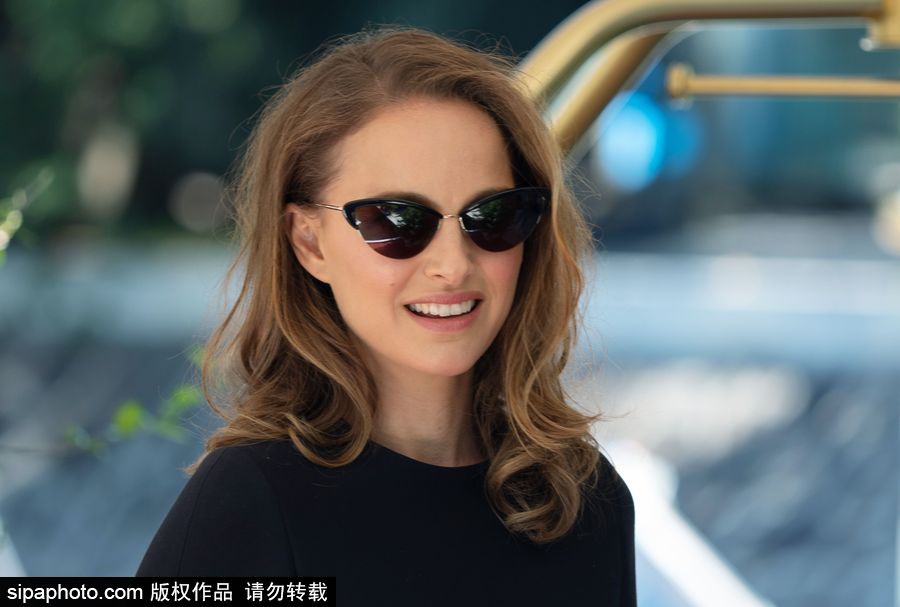 75屆威尼斯：娜塔莉·波特曼身著一襲小黑裙優雅抵達水城