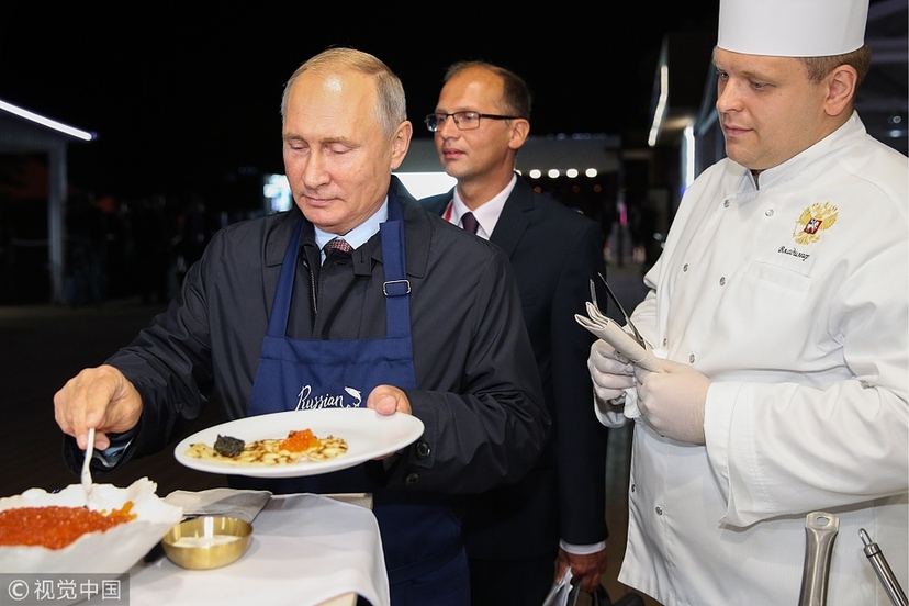 普京化身大廚做煎餅！這些大佬上得廳堂下得廚