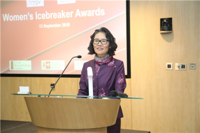 駐英國大使夫人胡平華榮獲英國48家集團(tuán)俱樂部“女性破冰者終身成就獎(jiǎng)”