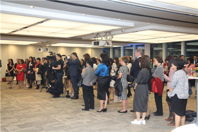 駐英國大使夫人胡平華榮獲英國48家集團(tuán)俱樂部“女性破冰者終身成就獎(jiǎng)”