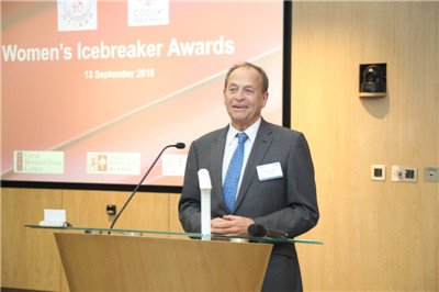 駐英國大使夫人胡平華榮獲英國48家集團(tuán)俱樂部“女性破冰者終身成就獎(jiǎng)”