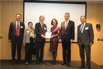 駐英國大使夫人胡平華榮獲英國48家集團(tuán)俱樂部“女性破冰者終身成就獎(jiǎng)”