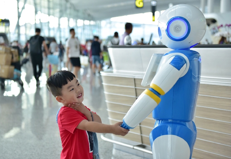 智慧出行新體驗：白云機場上線“云朵”智能機器人