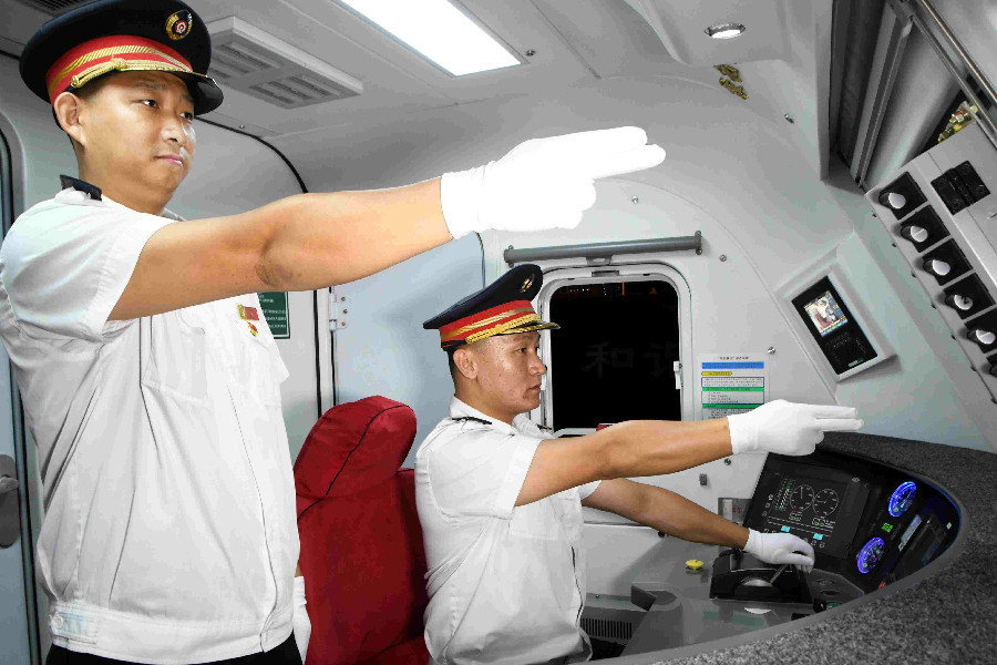 “朱德號(hào)”機(jī)車(chē)組：七十二載車(chē)輪滾滾 續(xù)寫(xiě)“開(kāi)路先鋒”傳奇