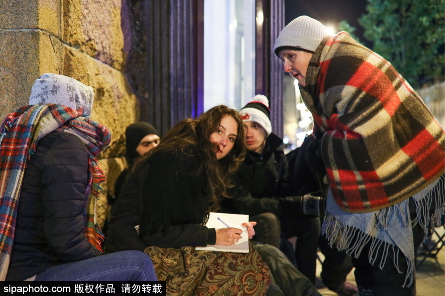 “蘋果”的誘惑！莫斯科街頭上演“扎營露宿”只為購買iPhone X系列新品