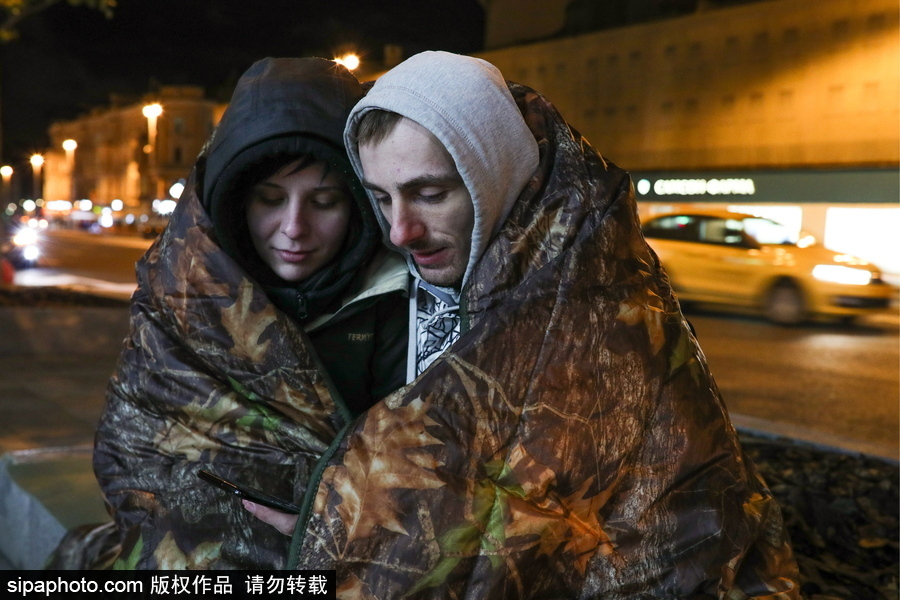 “蘋果”的誘惑！莫斯科街頭上演“扎營露宿”只為購買iPhone X系列新品