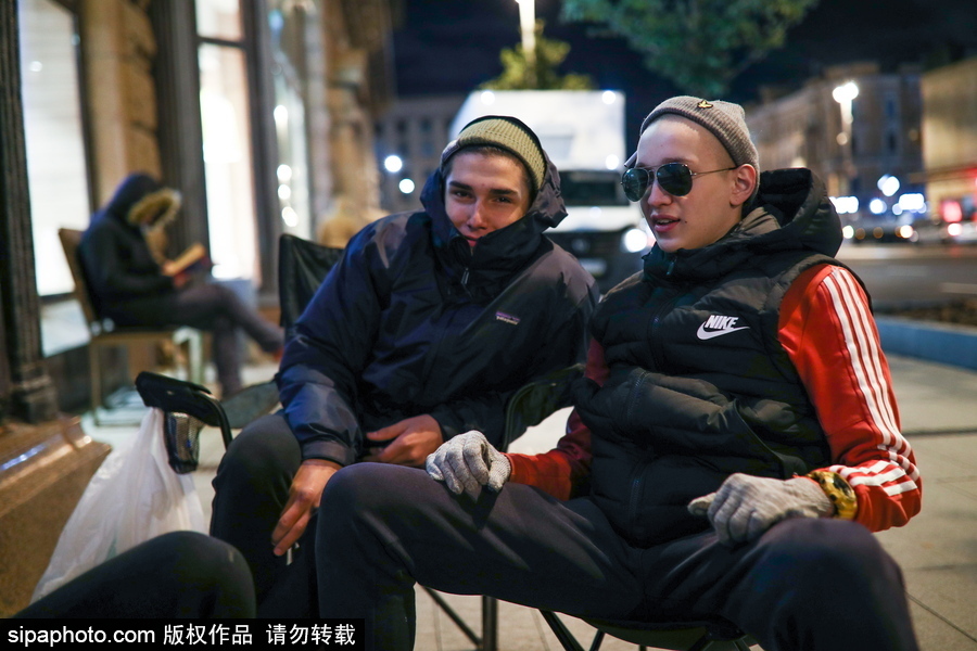 “蘋果”的誘惑！莫斯科街頭上演“扎營露宿”只為購買iPhone X系列新品