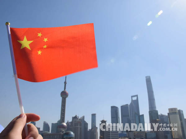 上海中學生用相機記錄國慶<BR>