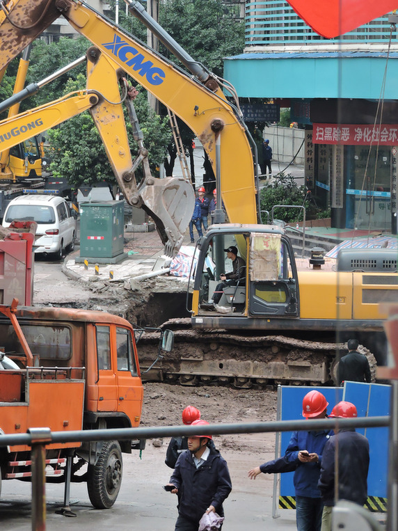 四川達州一人行道塌陷致2人死亡 救援仍在進行