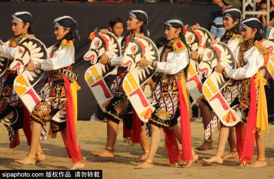 印度尼西亞：野性與傳統(tǒng)的結(jié)合！茉莉芬市特色舞蹈表演熱鬧非凡