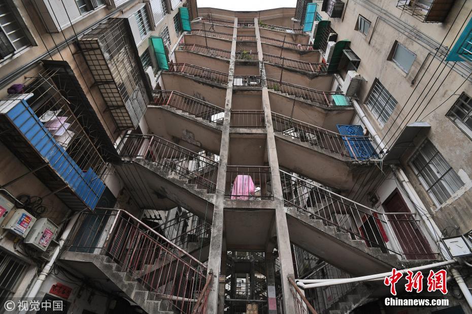 南寧現鴛鴦樓建筑 兩棟樓共用一個樓梯通行