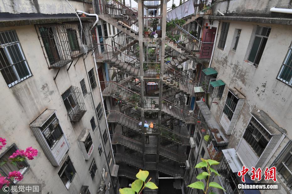 南寧現鴛鴦樓建筑 兩棟樓共用一個樓梯通行