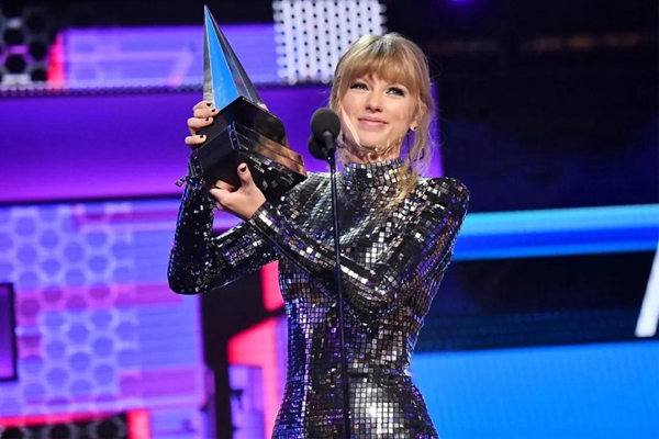 霉霉打破沉默表達政治立場，特朗普：對她歌的喜愛減少25%丨外媒說