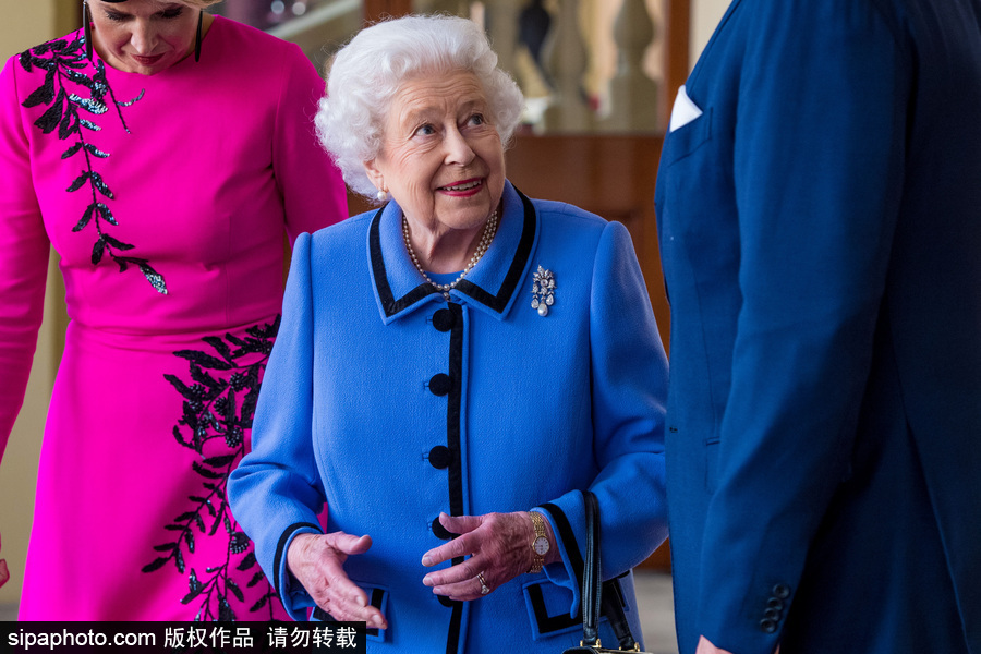 英國女王伊麗莎白二世身著藍(lán)色套裝精神矍鑠