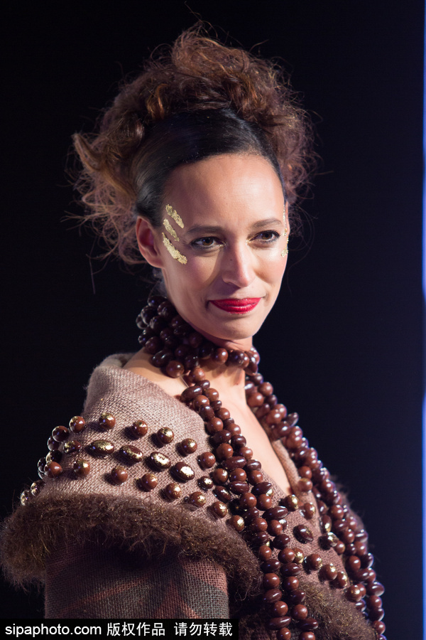 “美味”的裙子？法國(guó)巴黎上演另類(lèi)巧克力時(shí)裝秀