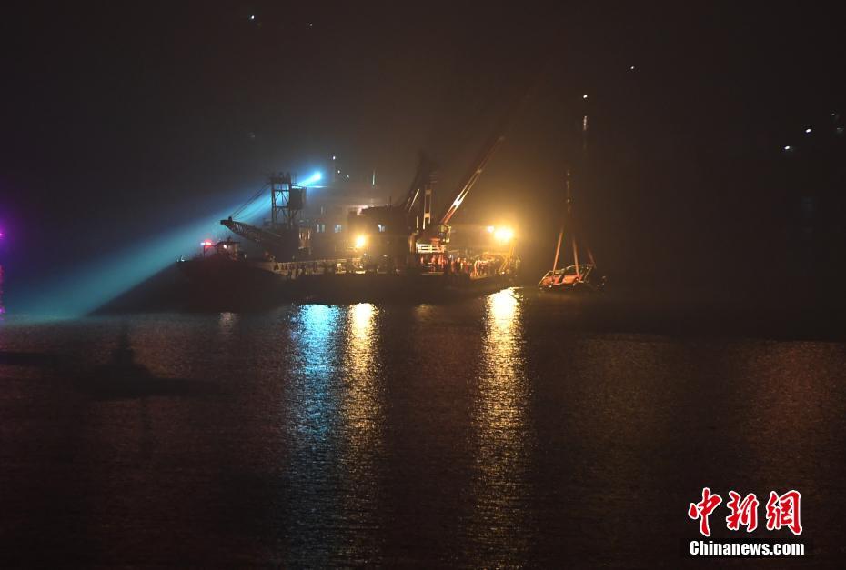 重慶萬州墜江公交車打撈出水 車身明顯變形