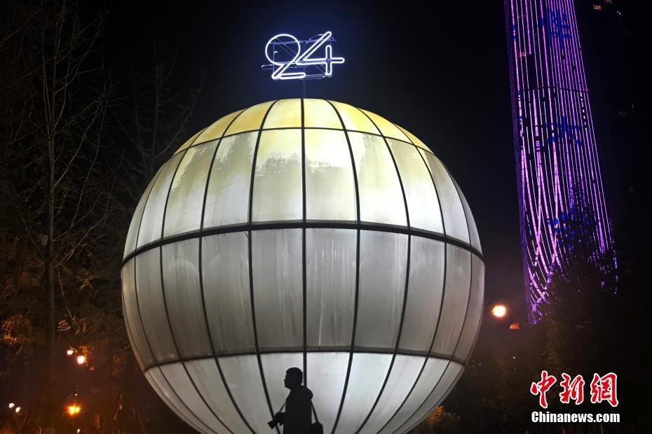 “24小時美術(shù)館”亮相南京街頭