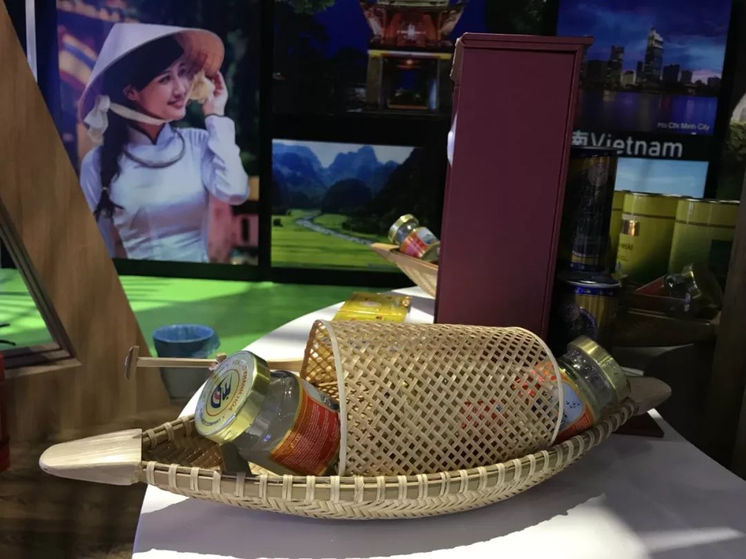 時政新聞眼｜開幕式結束后，習近平“巡館”看了些什么？