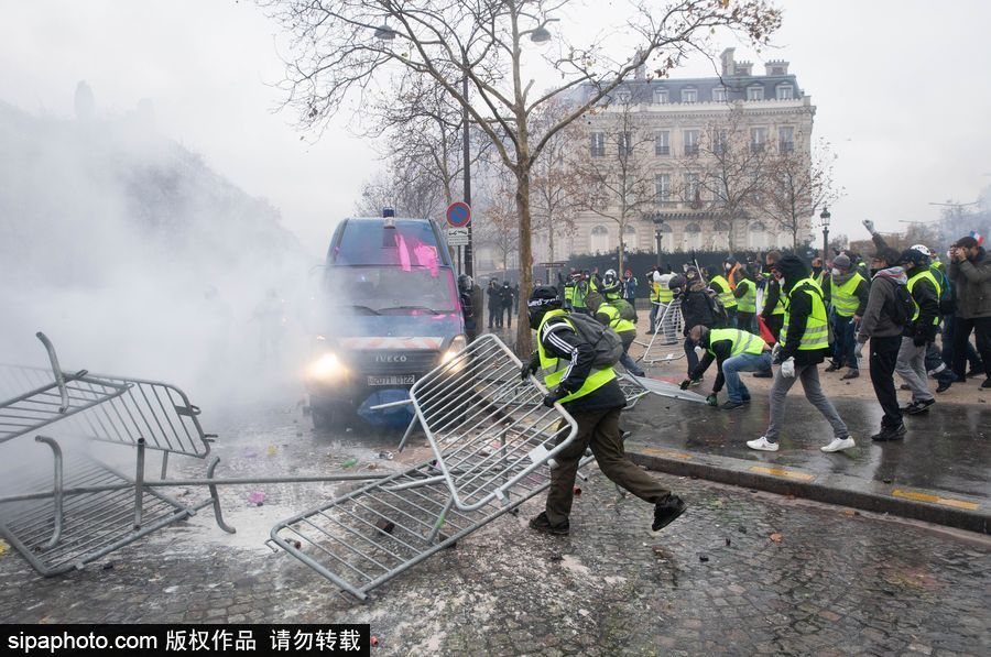 法國：“黃色背心”在南特示威 現場混亂多人受傷