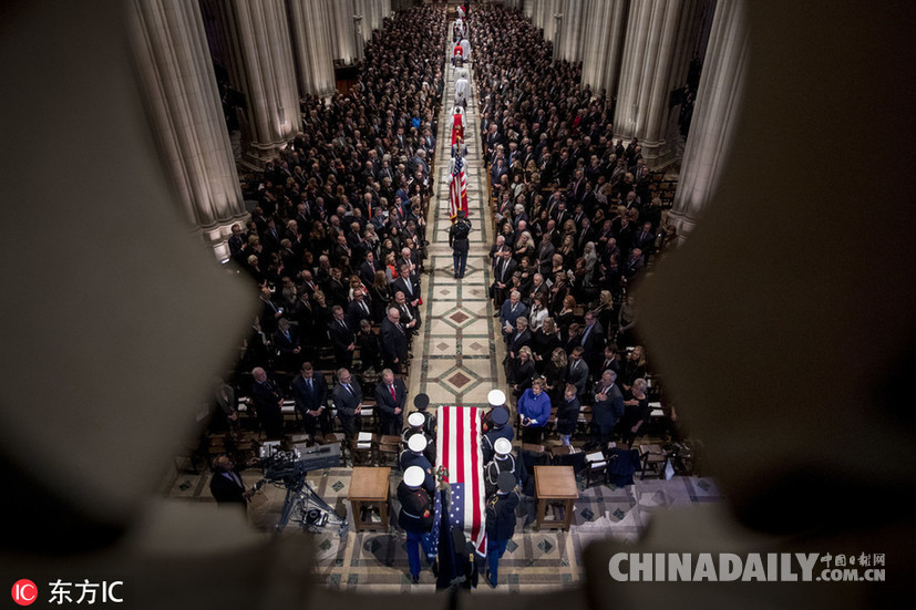 美國(guó)前總統(tǒng)老布什葬禮舉行 小布什致悼詞幾度哽咽輕撫靈柩