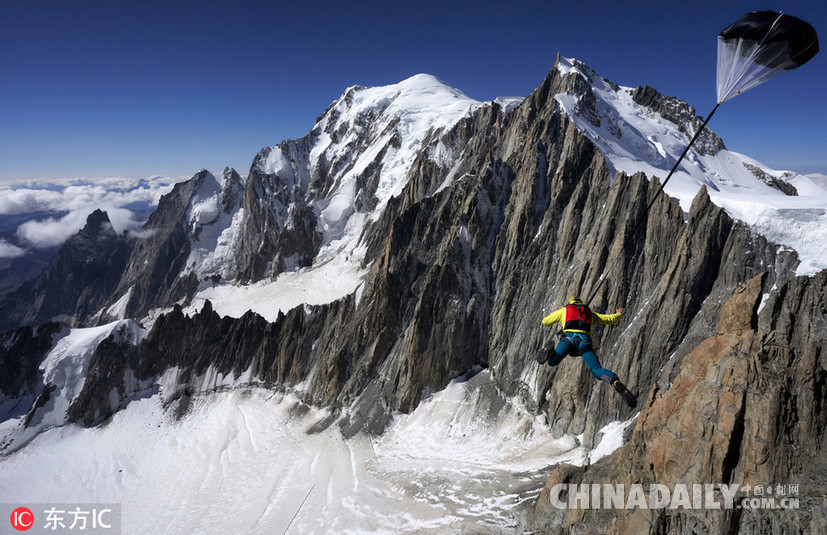 死亡挑戰！膽肥牛人勃朗峰上挑戰懸崖跳傘
