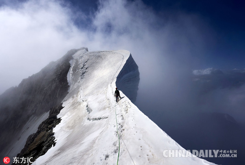 死亡挑戰！膽肥牛人勃朗峰上挑戰懸崖跳傘