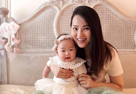 伊能靜抱女兒現身 小米粒模樣神似奶奶