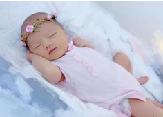 張梓琳曬長腿女兒 網友感慨:胳膊好長啊【圖】