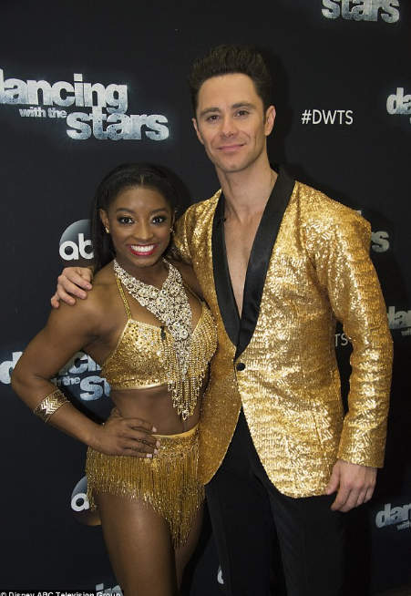 看著都疼！奧運冠軍“腳滑”劈叉痛到叫出來