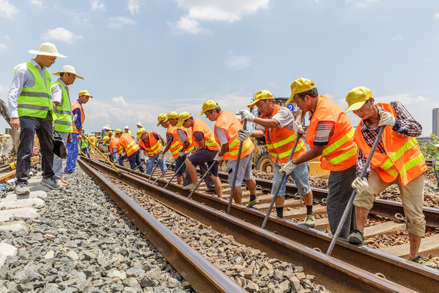 會戰“天窗”點新舊線路并網施工 安徽宣城即將駛入高鐵時代
