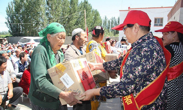 葉城縣工作組牽手志愿者協會“送溫暖”助力精準扶貧