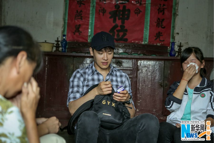 高云翔河南公益行 幫扶貧困學生送關愛